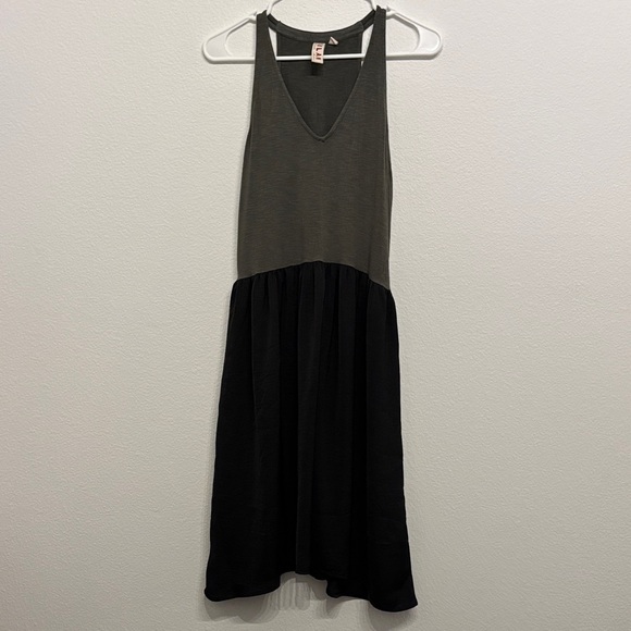 dolan Dresses & Skirts - Dolan Olive and Black Midi Dress casual comfy lightweight everyday dress